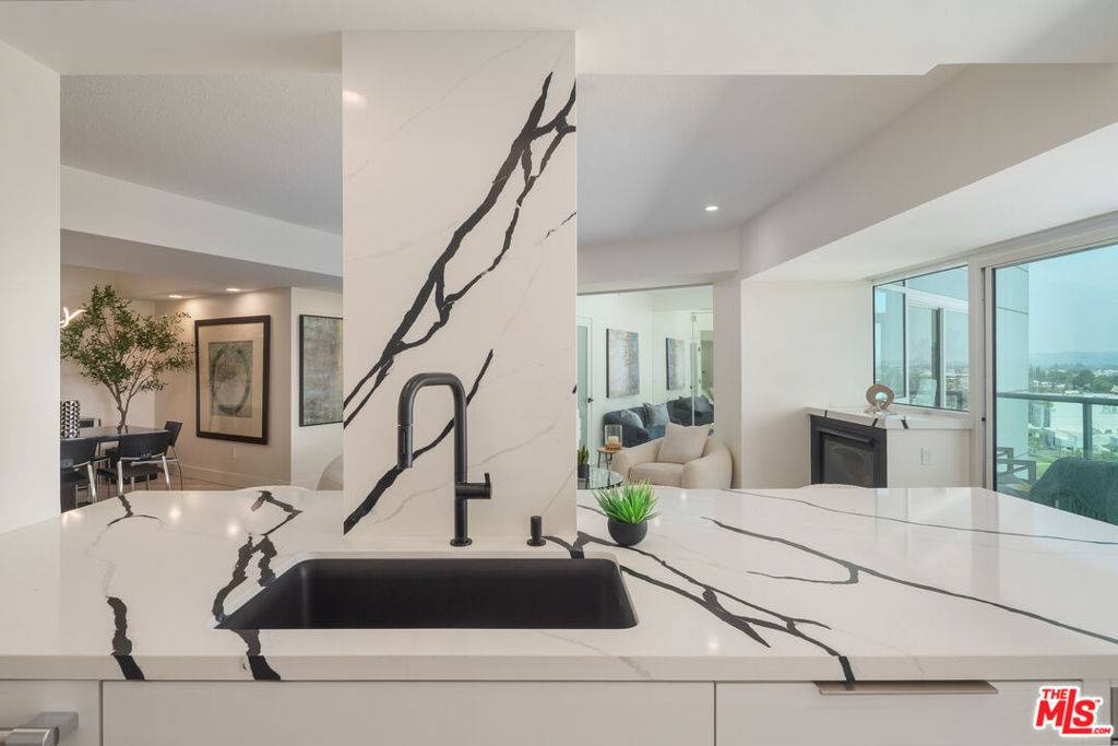 Marina Del Rey, CA 90292,13600 Marina Pointe DR #906