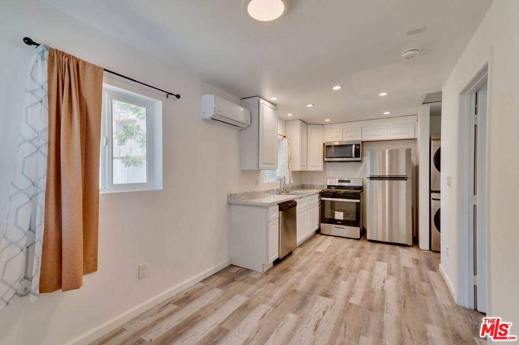 Sherman Oaks, CA 91403,15011 Hartsook ST