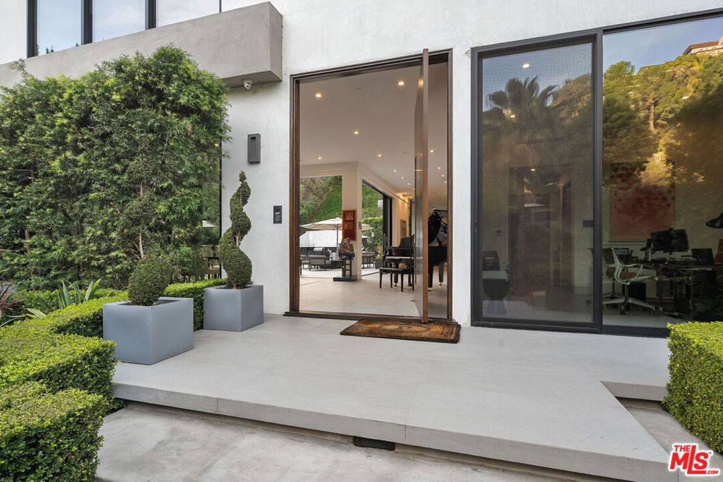 Los Angeles, CA 90069,1527 Rising Glen RD