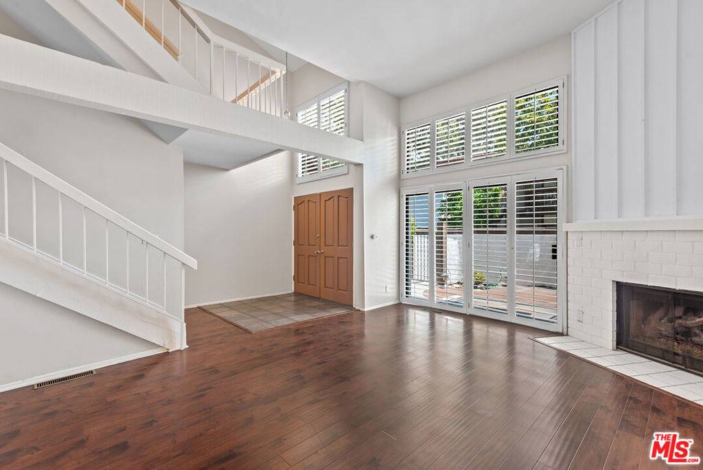 Woodland Hills, CA 91367,6265 Canoga AVE #38