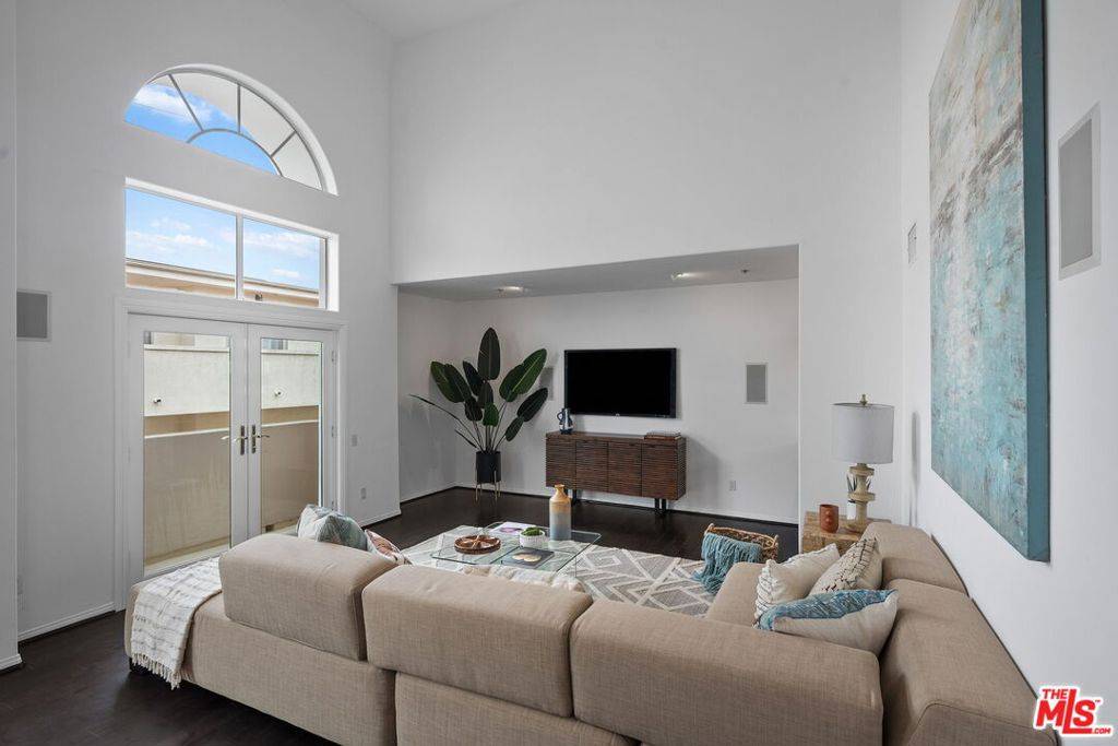 Los Angeles, CA 90049,11855 Goshen AVE #305