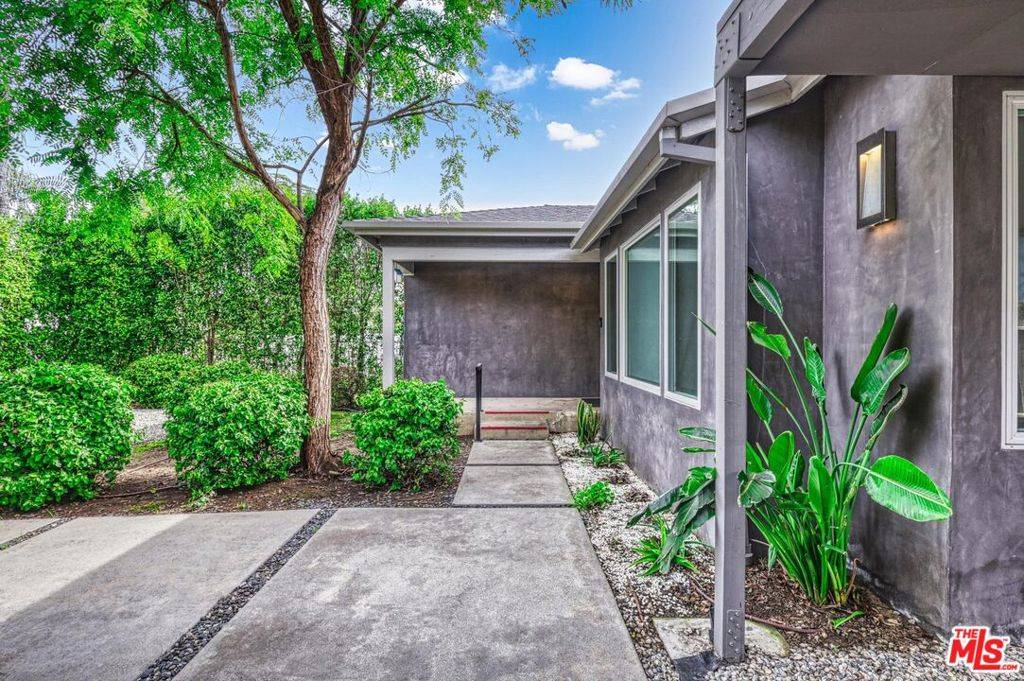 Woodland Hills, CA 91367,23018 Leonora DR