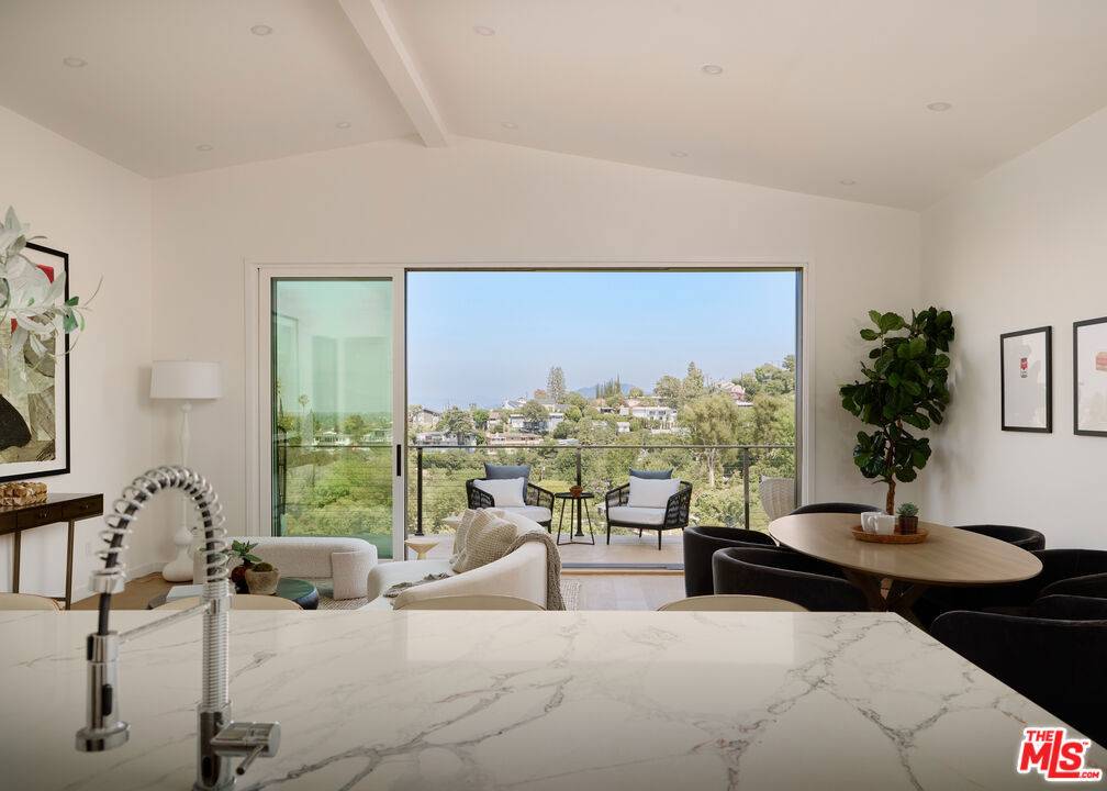 Sherman Oaks, CA 91423,3916 Glenridge DR