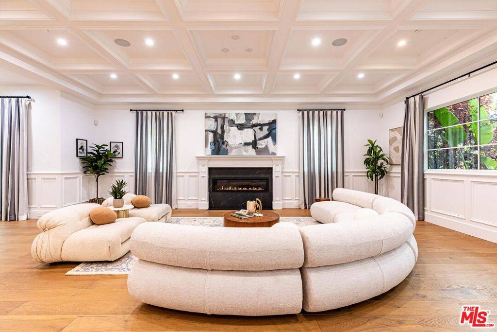 Tarzana, CA 91356,5162 Otis AVE