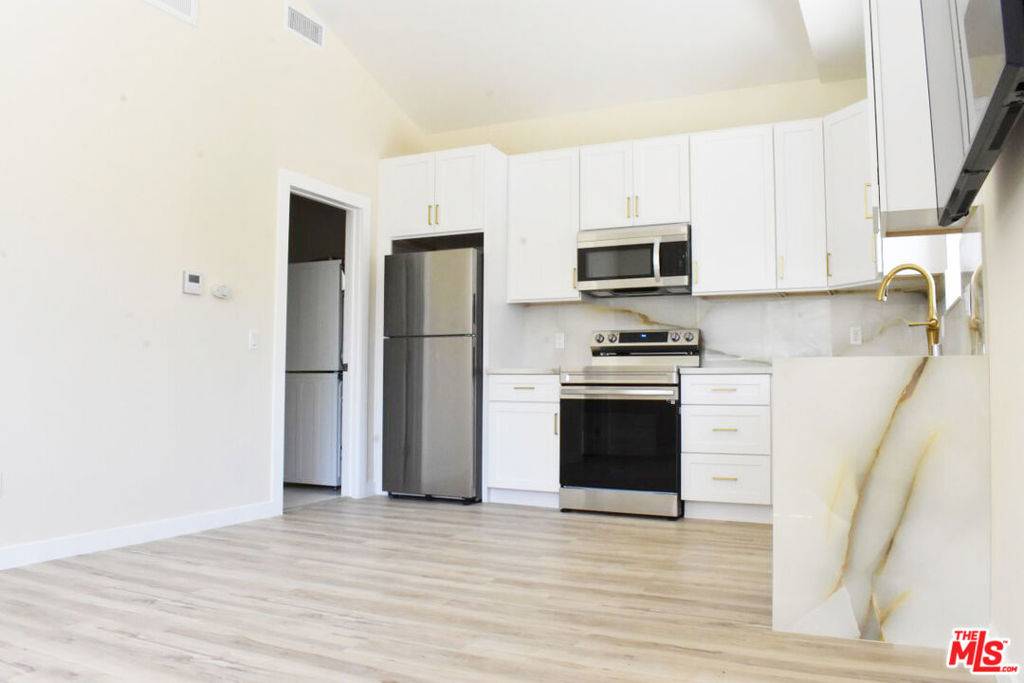 Sherman Oaks, CA 91403,3903 Woodcliff RD