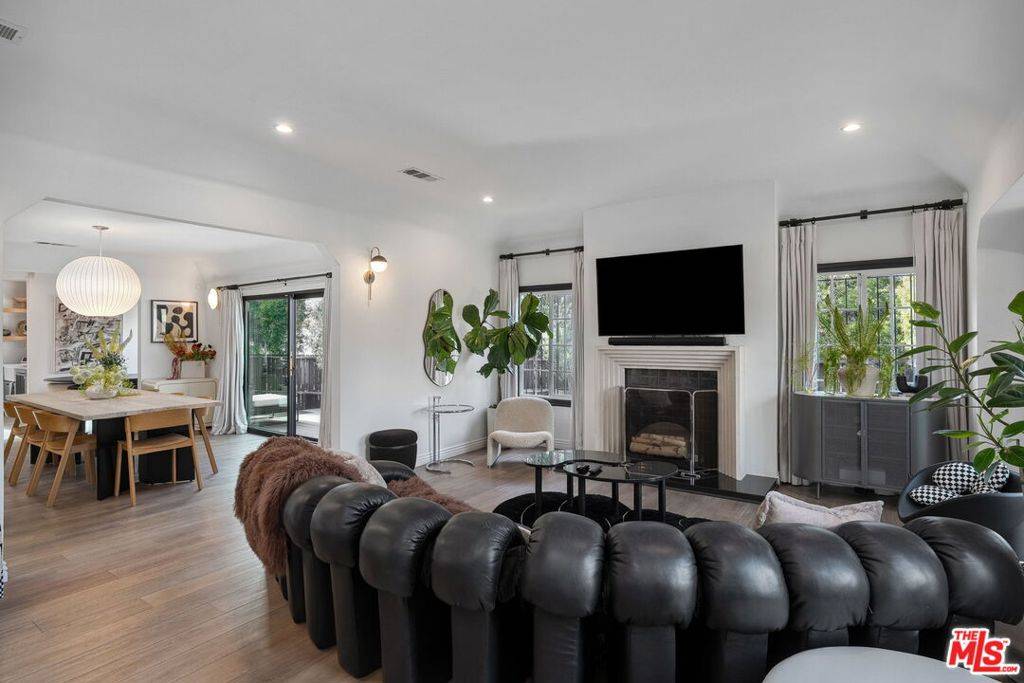 Los Angeles, CA 90036,805 S Ogden DR