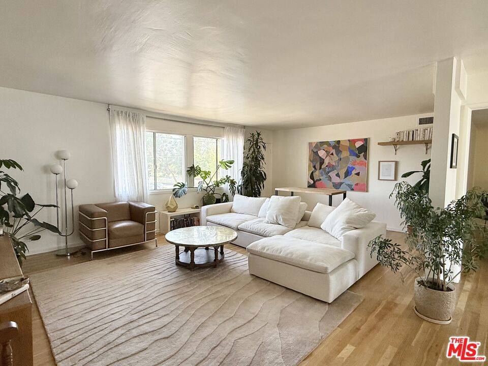 North Hollywood, CA 91606,6000 Coldwater Canyon AVE #2