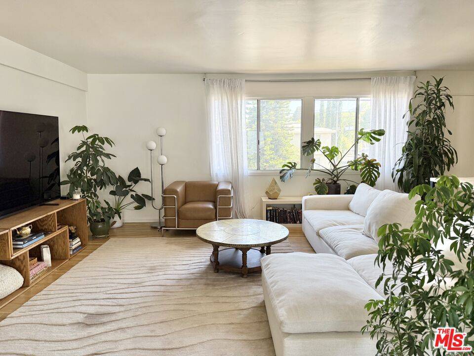 North Hollywood, CA 91606,6000 Coldwater Canyon AVE #2