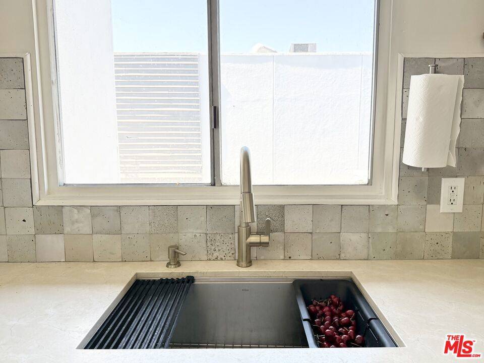 North Hollywood, CA 91606,6000 Coldwater Canyon AVE #2