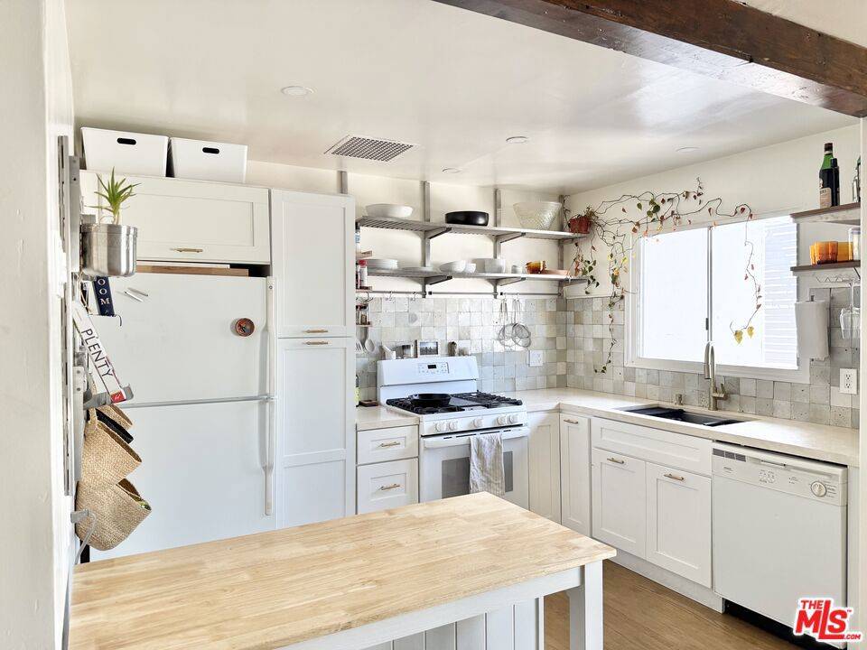 North Hollywood, CA 91606,6000 Coldwater Canyon AVE #2