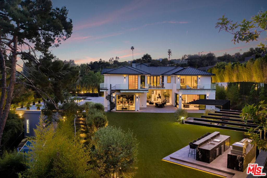 Los Angeles, CA 90049,822 N Kenter
