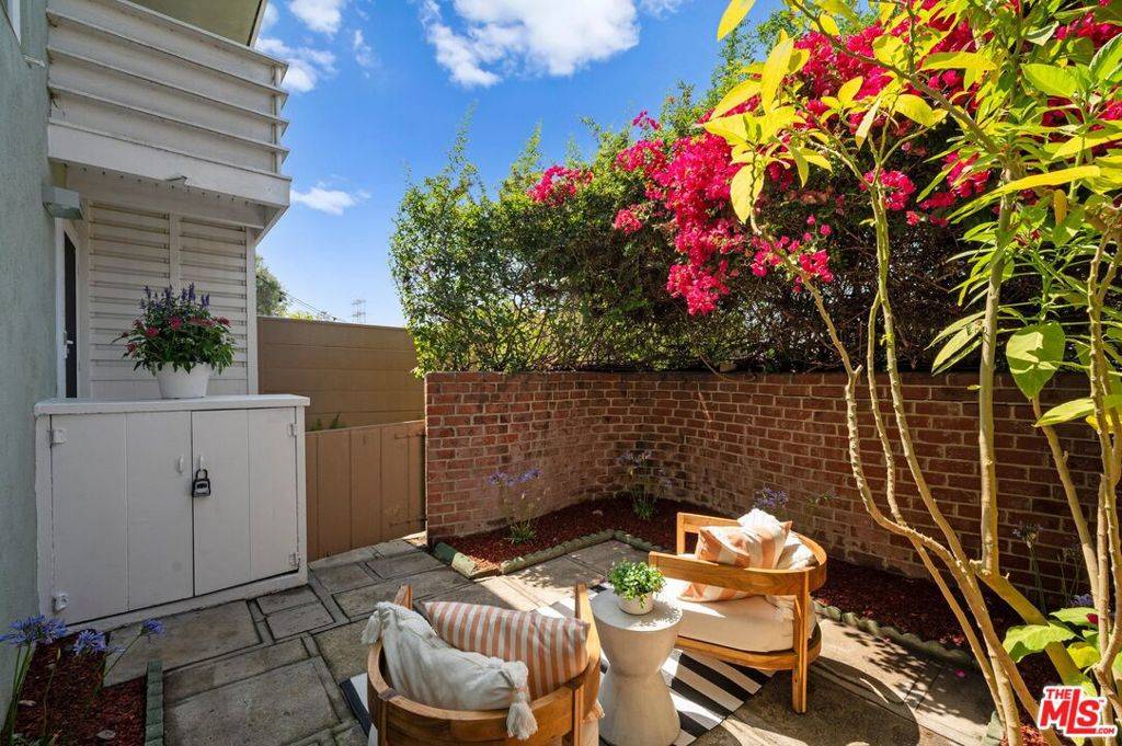 Los Angeles, CA 90016,5443 1/2 Village