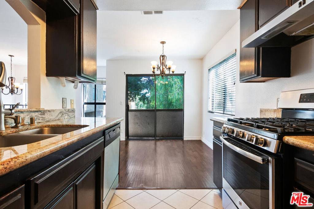 Agoura Hills, CA 91301,5322 Colodny DR #9