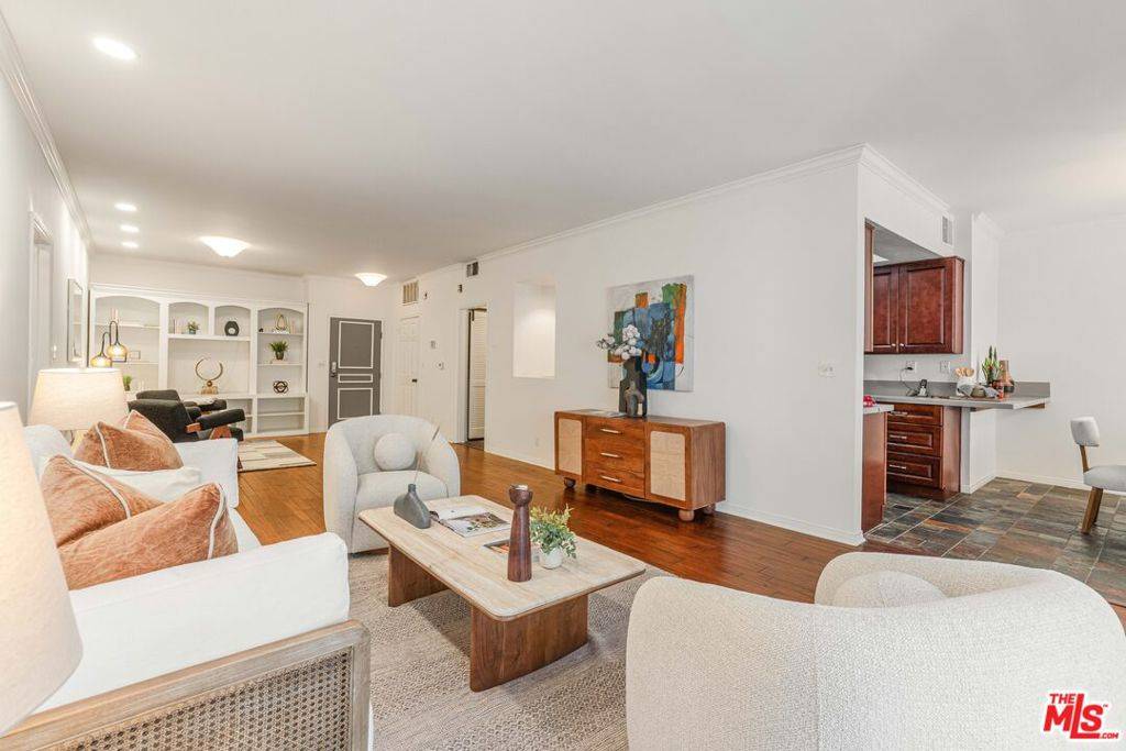 Los Angeles, CA 90049,11737 Darlington AVE #103