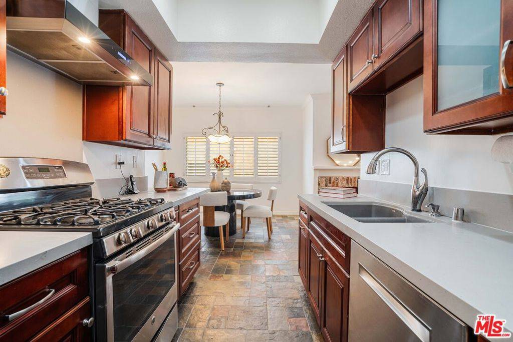 Los Angeles, CA 90049,11737 Darlington AVE #103