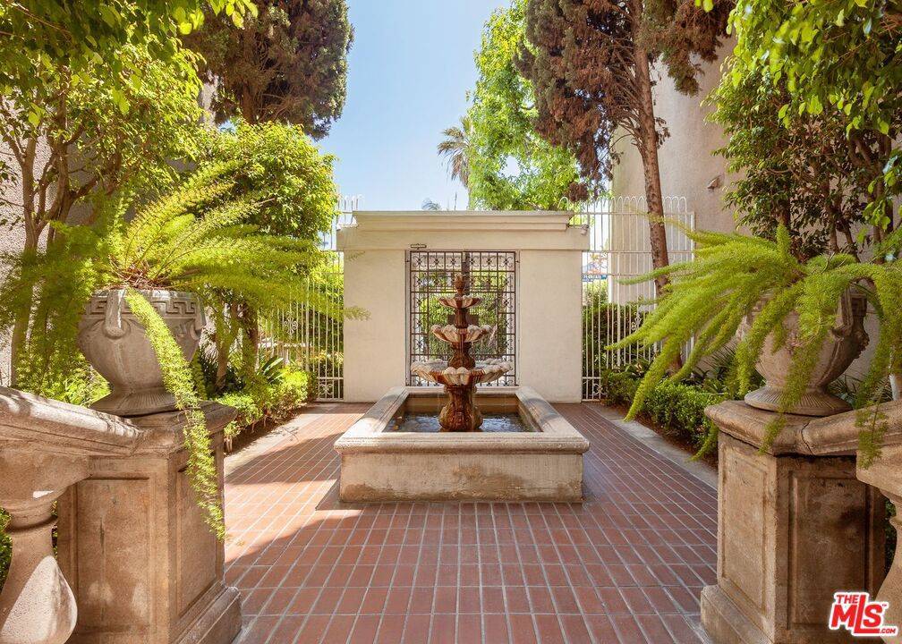 West Hollywood, CA 90069,8455 Fountain AVE #416