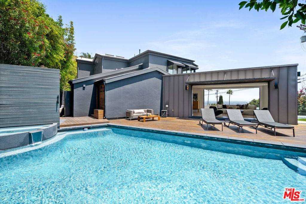 Los Angeles, CA 90046,8021 Floral AVE