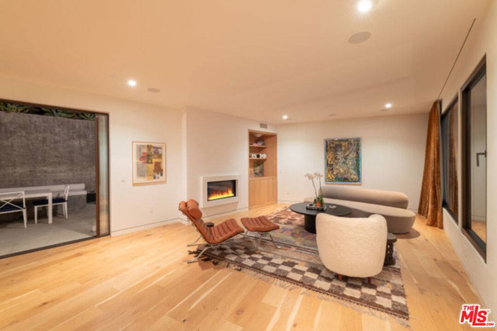 West Hollywood, CA 90069,8465 Franklin AVE