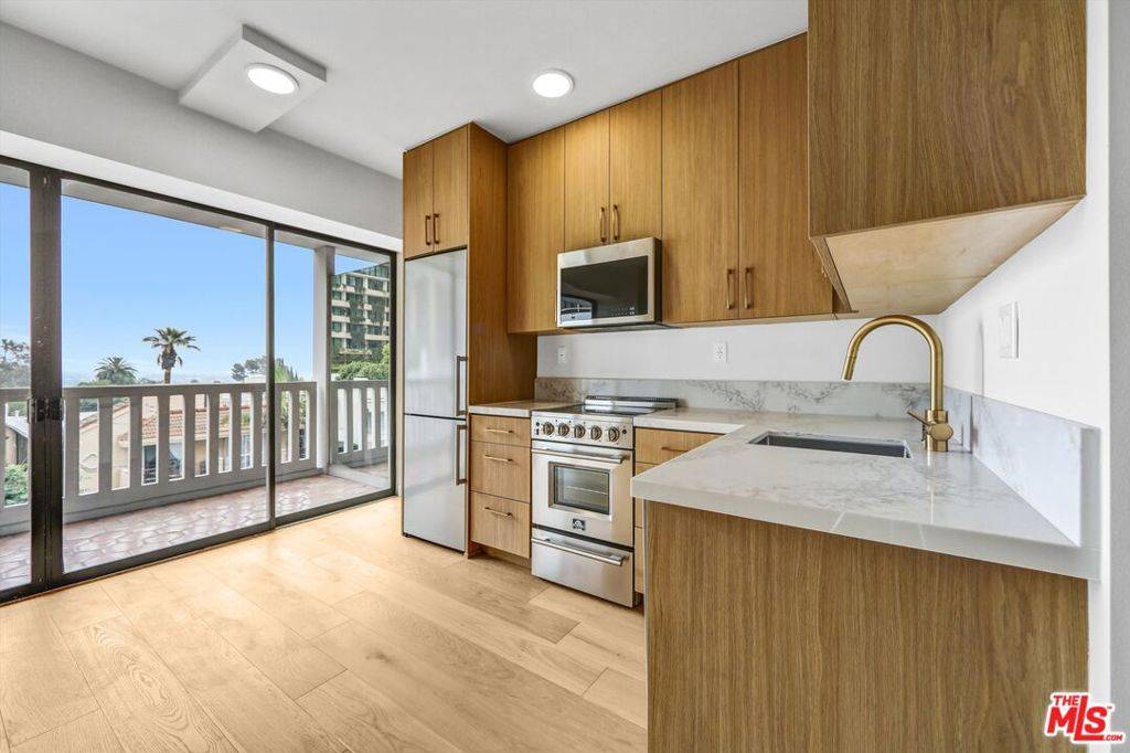 West Hollywood, CA 90069,999 N Doheny DR #306