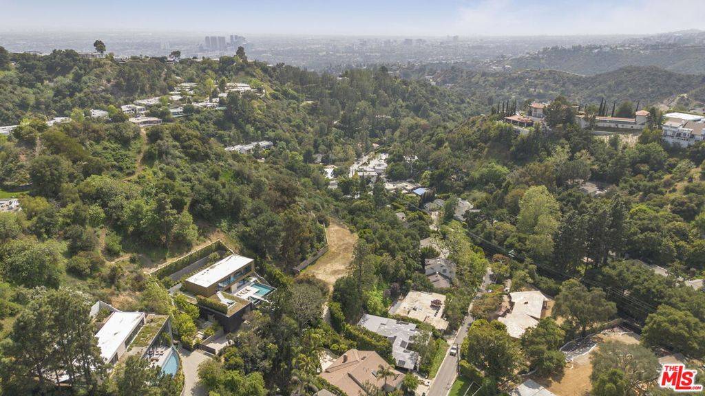 Beverly Hills, CA 90210,9338 1/2 Hazen DR