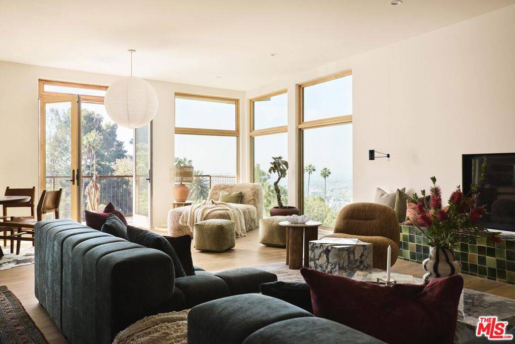 Los Angeles, CA 90068,5698 Holly Oak DR