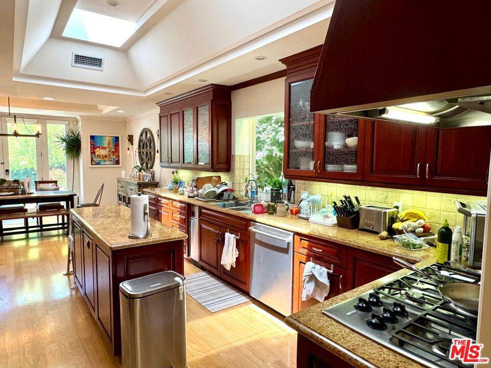 Santa Monica, CA 90402,328 15th ST
