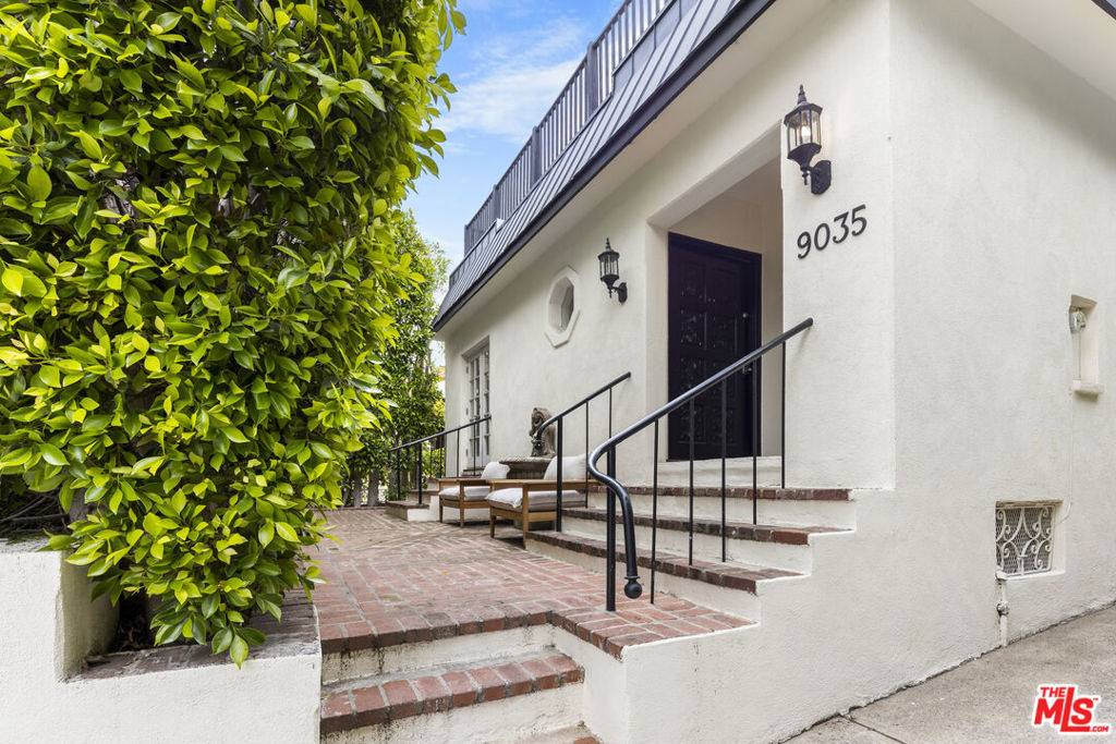 West Hollywood, CA 90069,9035 Lloyd PL
