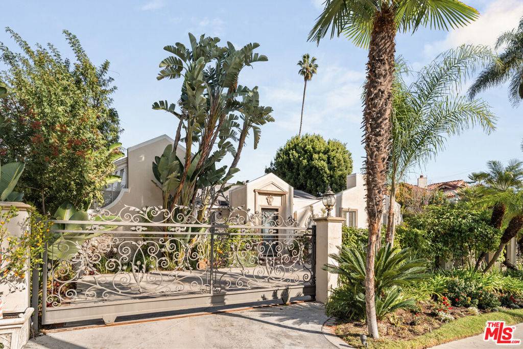 Beverly Hills, CA 90210,512 N Canon DR