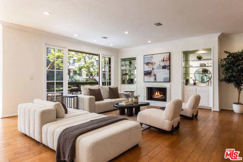 Beverly Hills, CA 90212,133 S Oakhurst DR #104