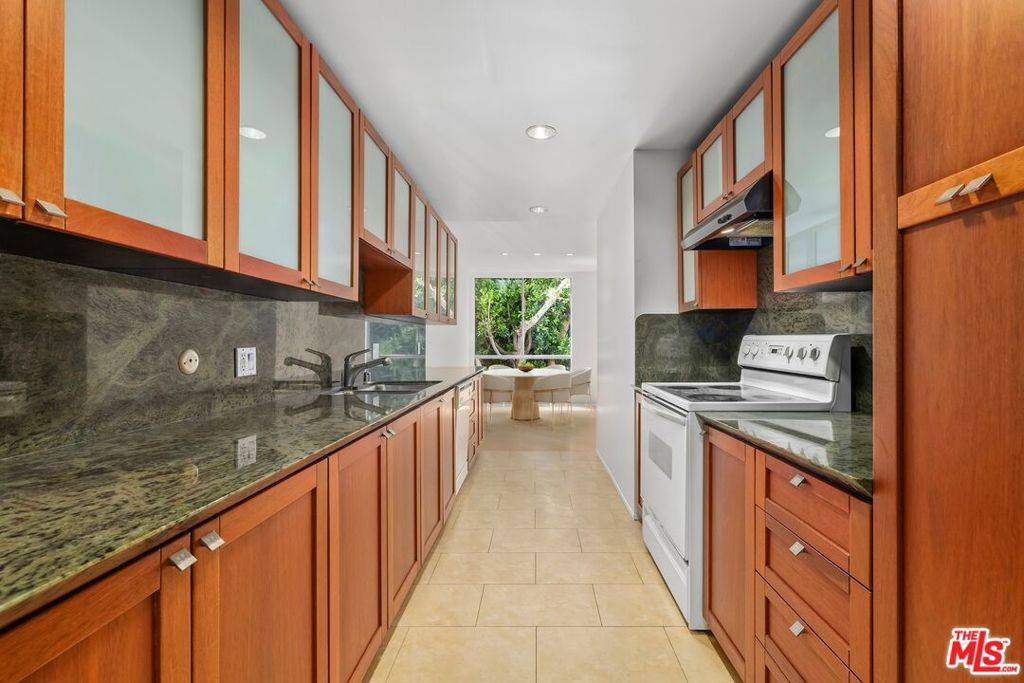 Beverly Hills, CA 90210,429 N Oakhurst DR #203