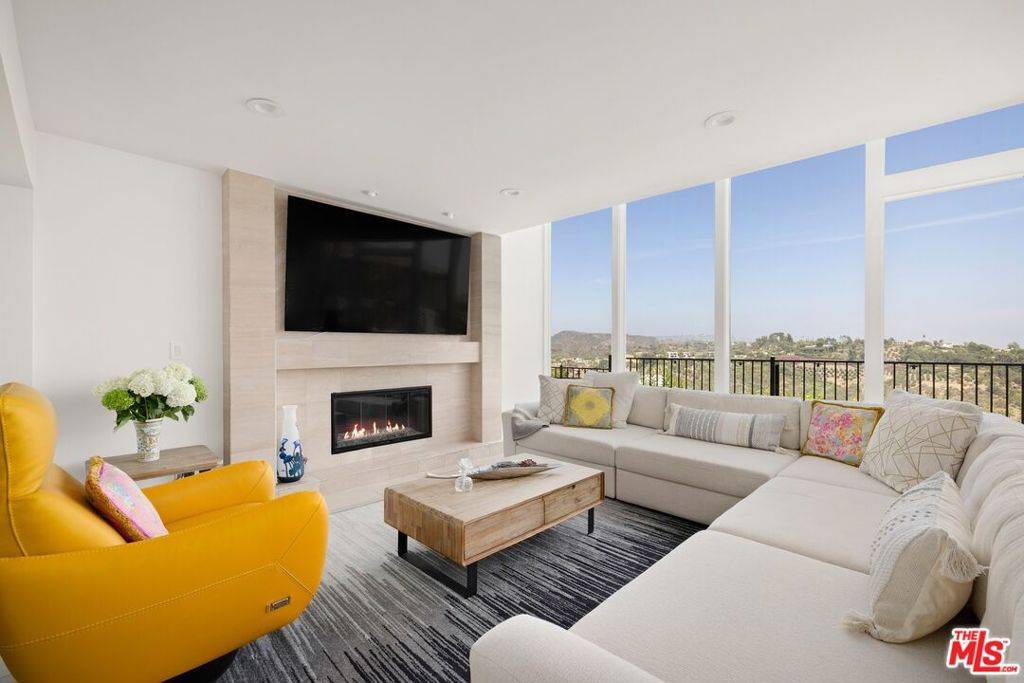 Los Angeles, CA 90077,1244 Stradella RD