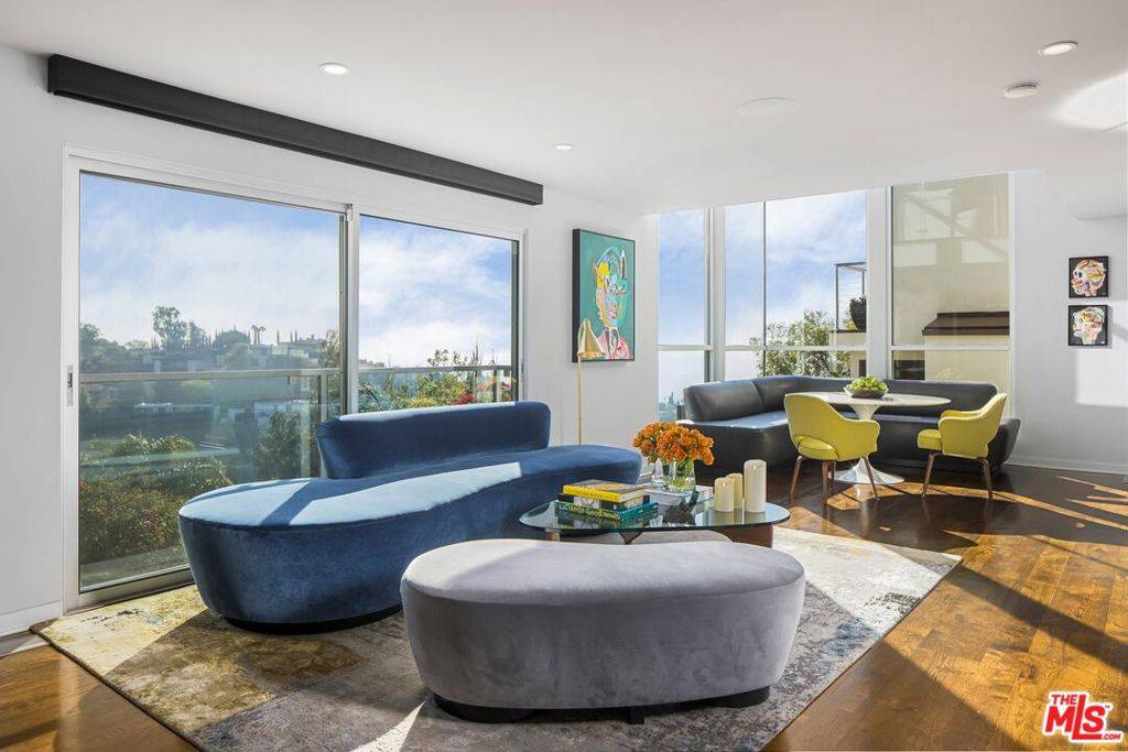 Los Angeles, CA 90069,9318 Warbler WAY