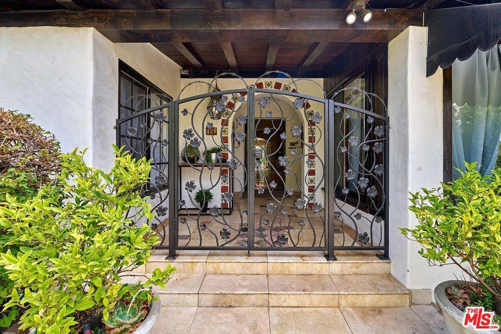Los Angeles, CA 90004,424 N Arden BLVD