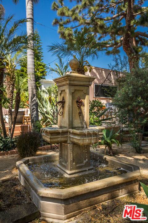 Los Angeles, CA 90036,755 S Highland AVE