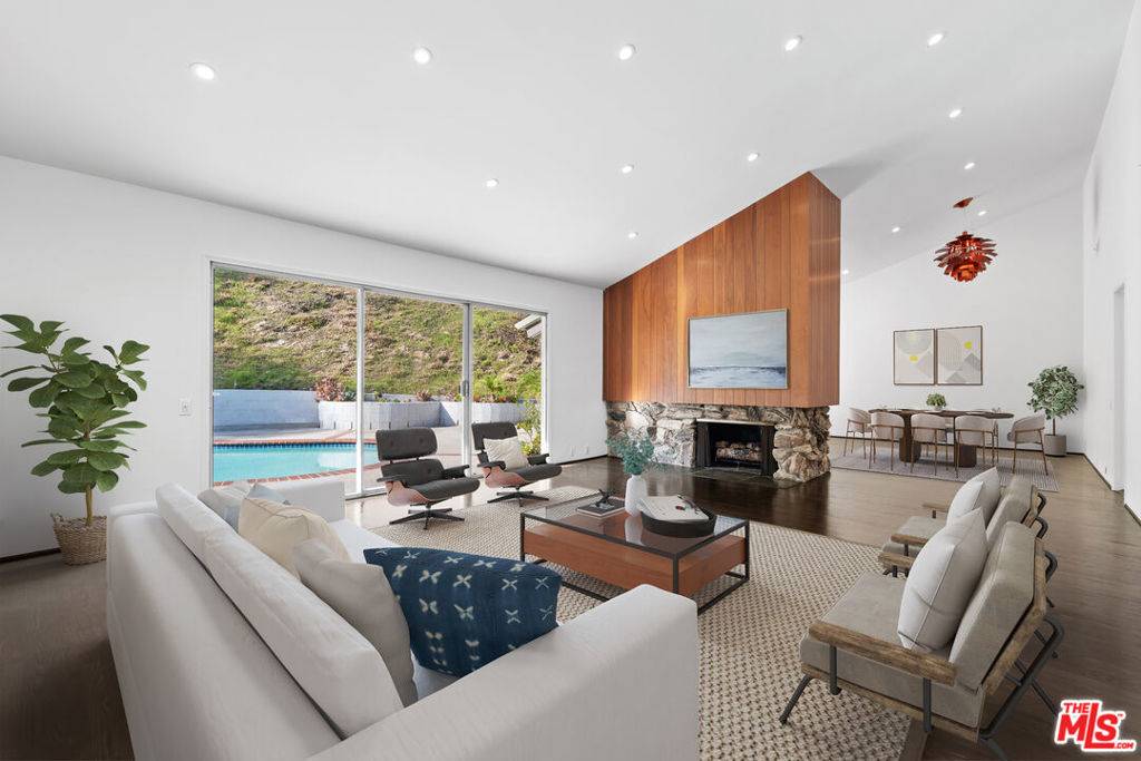 Los Angeles, CA 90068,6441 Tahoe DR