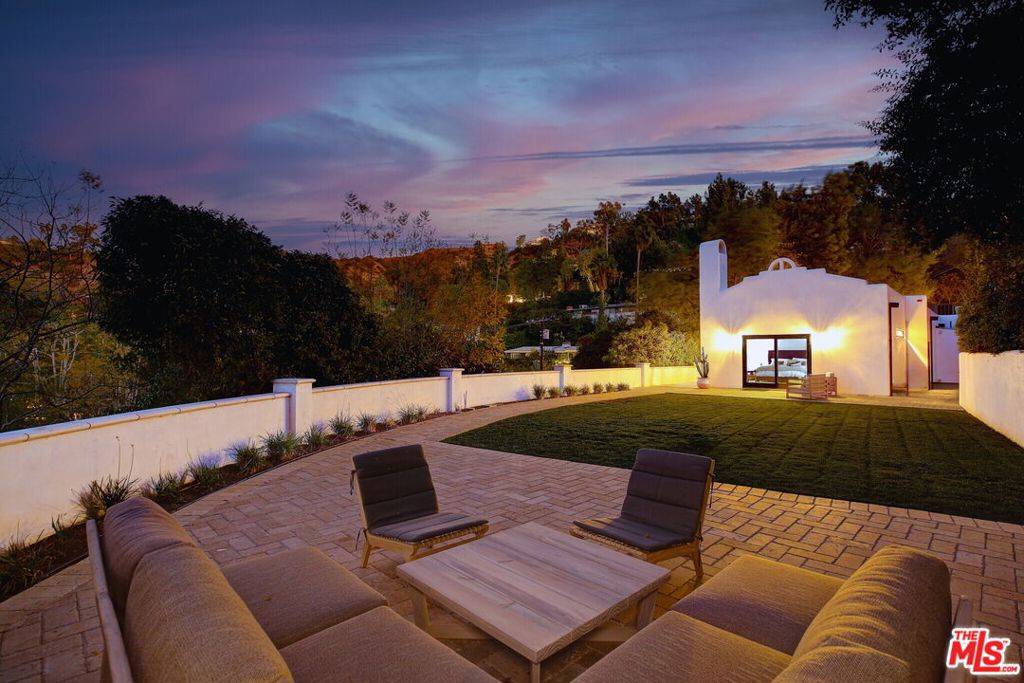 Los Angeles, CA 90046,2570 Nichols Canyon RD