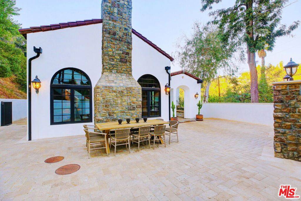 Los Angeles, CA 90046,2570 Nichols Canyon RD