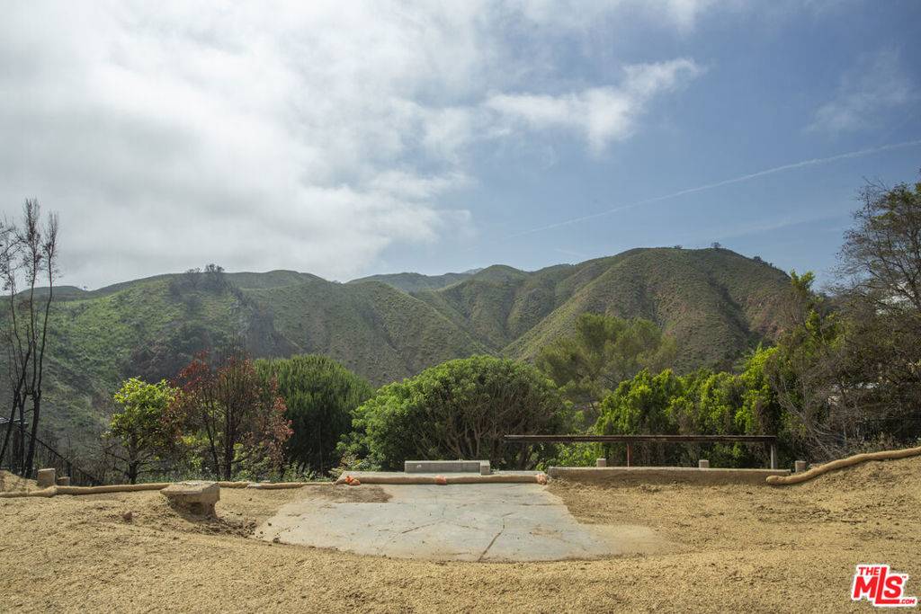 Pacific Palisades, CA 90272,1515 Umeo RD