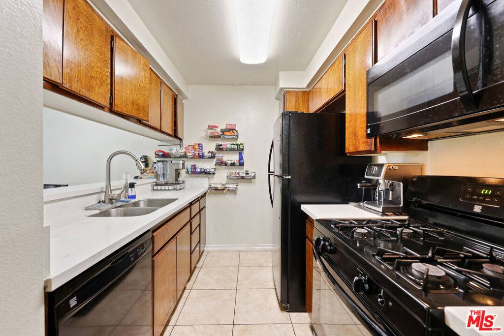 Canoga Park, CA 91304,21219 Roscoe BLVD #211
