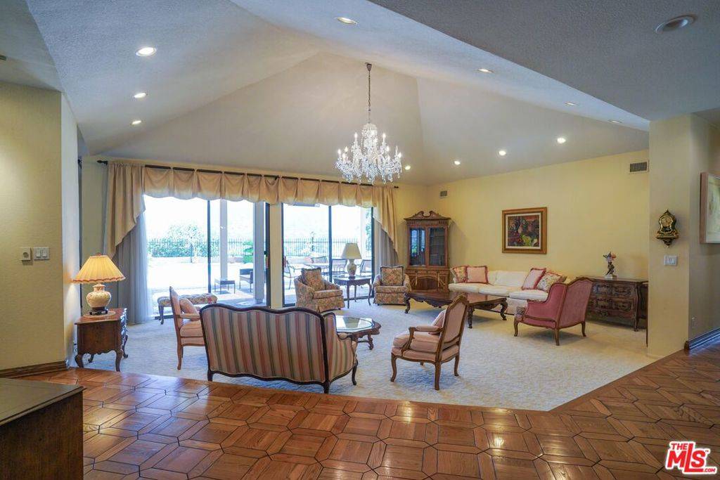 Glendale, CA 91208,1465 Sunshine DR