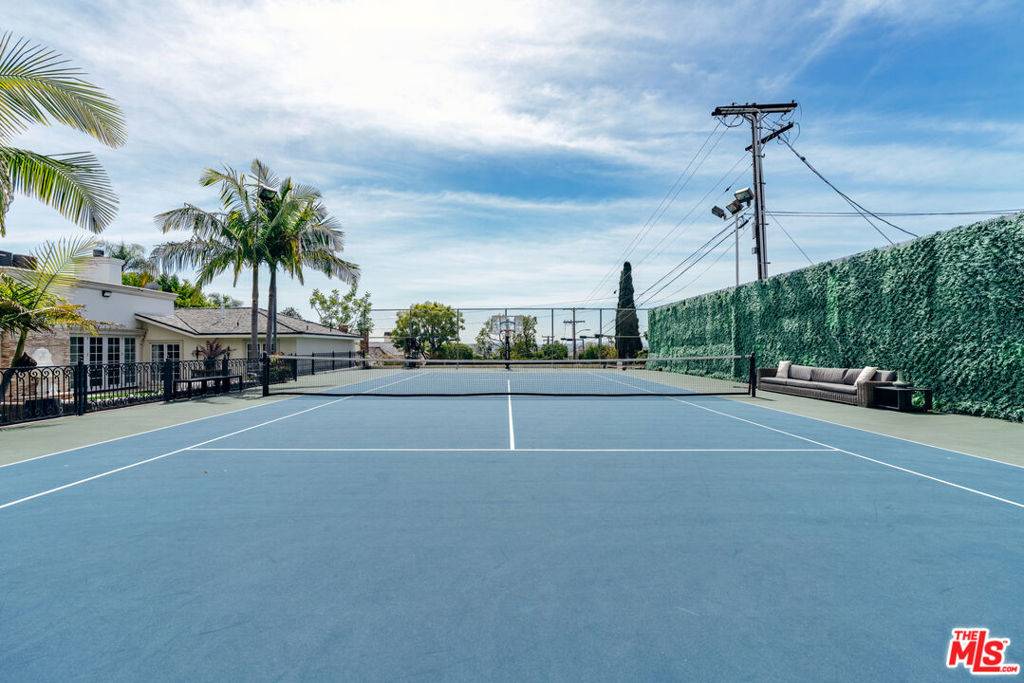 Beverly Hills, CA 90210,727 N Alta DR