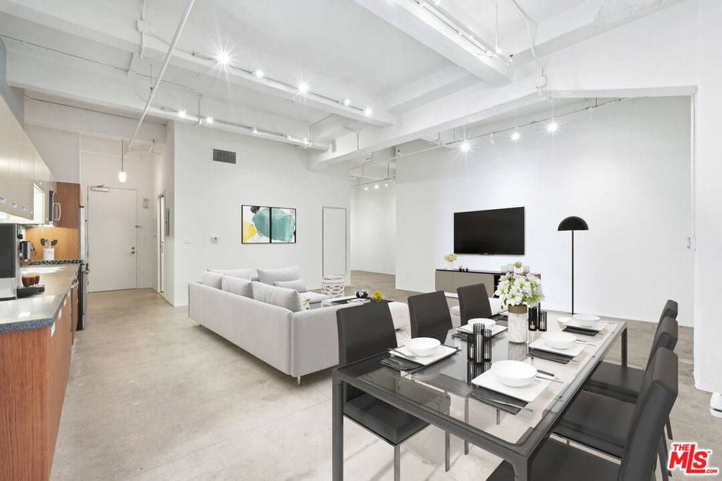 Los Angeles, CA 90014,738 S Los Angeles ST #302