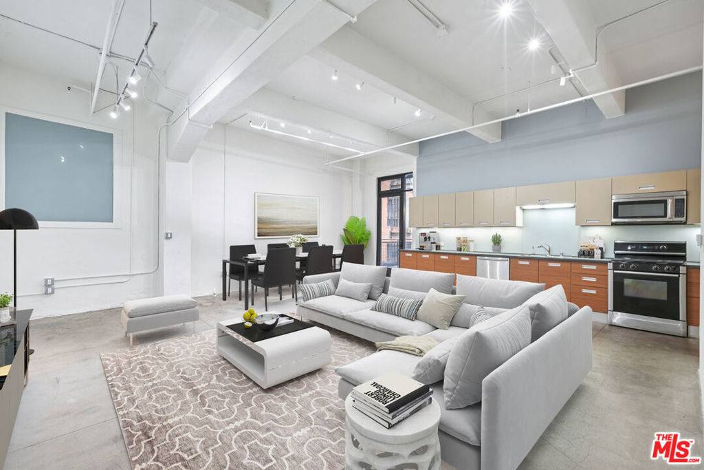 Los Angeles, CA 90014,738 S Los Angeles ST #302