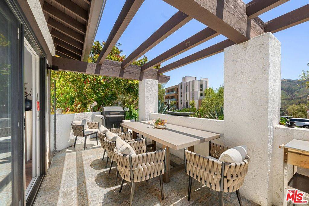 Pacific Palisades, CA 90272,1529 Michael LN