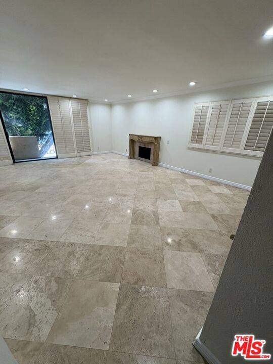 Los Angeles, CA 90048,8909 Burton WAY #202