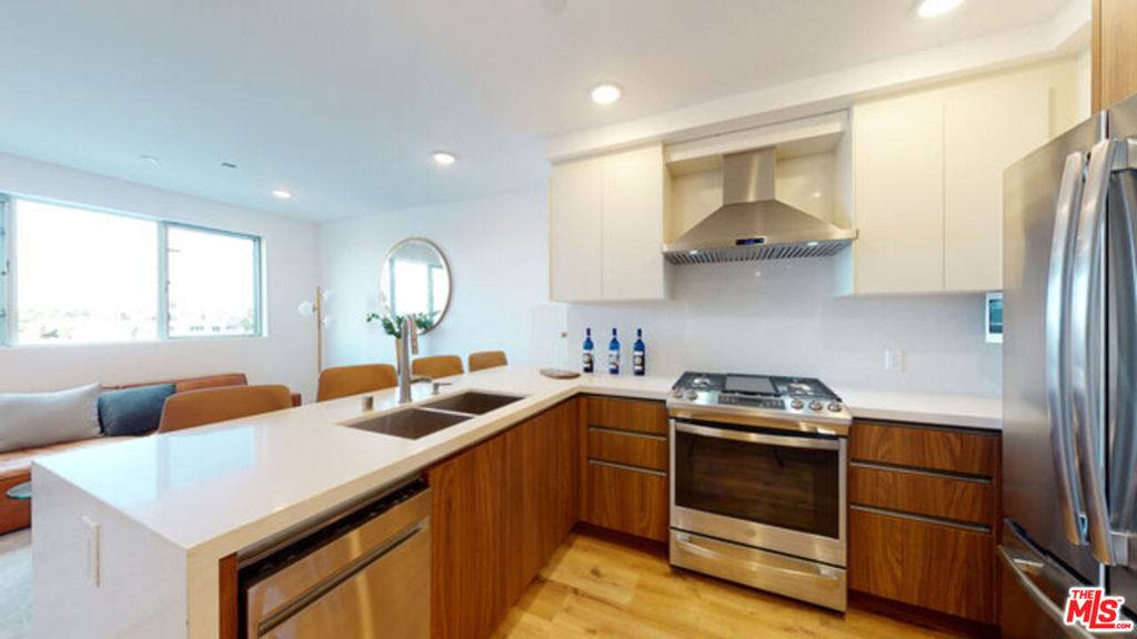Los Angeles, CA 90035,1143 Glenville DR #302