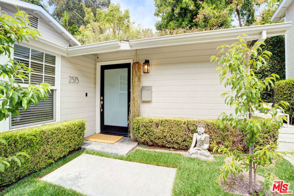 Los Angeles, CA 90068,2575 N Beachwood DR
