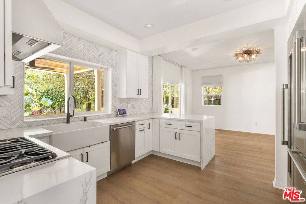 North Hollywood, CA 91605,7676 Coldwater Canyon CT