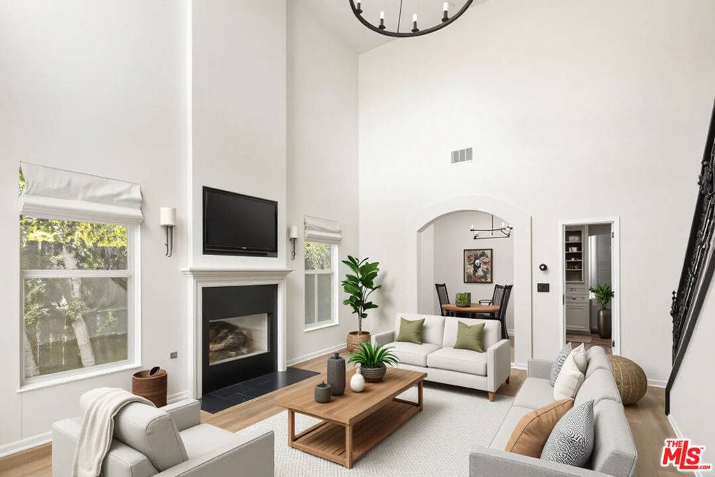North Hollywood, CA 91605,7676 Coldwater Canyon CT