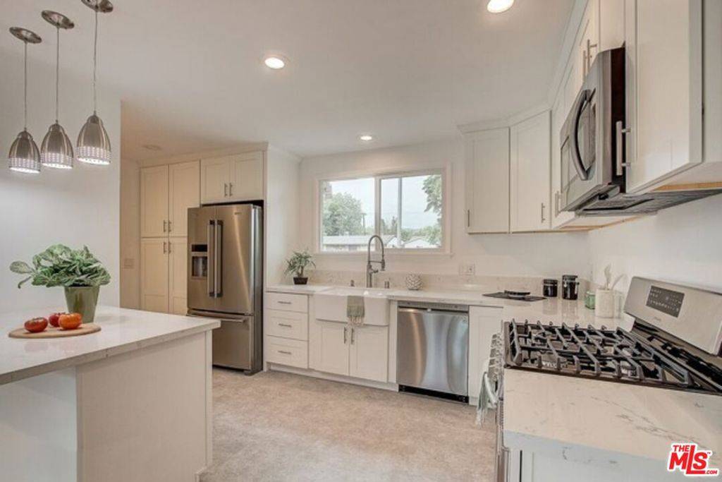 Woodland Hills, CA 91367,23838 Victory BLVD